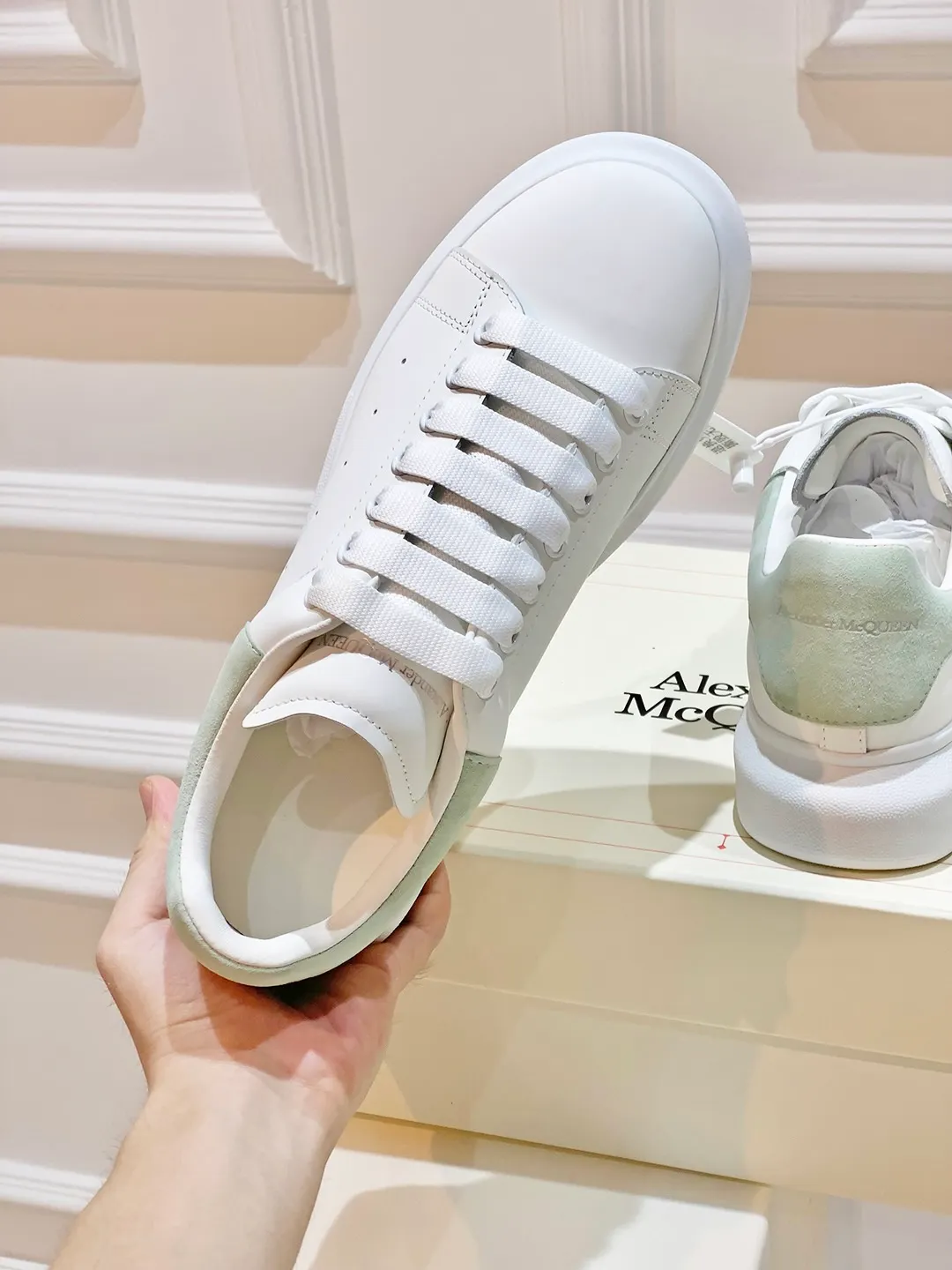 👟👟Ex-factory price 560👟👟 𝐀𝐥𝐞𝐱𝐚𝐧𝐝𝐞𝐫 𝐌𝐜𝐐𝐮𝐞𝐞𝐧A must-have for going out ~ full of confidence. McQueen white shoes are versatile and can instantly elongate your proportions. The long legs that fill the screen make you confident, sweet and cool, and can be controlled by both male and female gods, making you look better as you wear them. ⭐Shoe upper material: first-layer cowhide ⭐Shoe lining material: sheepskin ⭐Available sizes: 35-40, male 39-45 (female 40, male 45 customized)